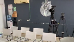 Esplode un petardo in sala stampa, lo scherzo del giocatore finisce male…