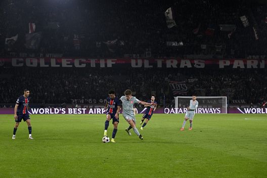 Warren Zaïre-Emery del Paris Saint-Germain viene sfidato da Pablo Barrios dell'Atletico Madrid durante la partita della Fase a gironi di UEFA Champions League 2024/25 al Parc des Princes il 6 novembre 2024 a Parigi, Francia. (Foto di Getty Images/Getty Images) PSG Atletico Madrid