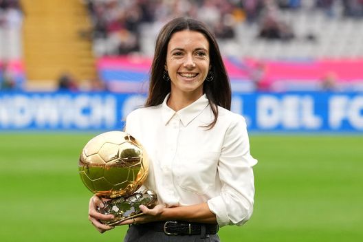 Barcellona, Spagna - 3 novembre 2024: Aitana Bonmati col Pallone d'Oro. (Foto di Alex Caparros/Getty Images) Pallone d’Oro femminile, ecco le candidate: ci sono Girelli e Cantore- immagine 2