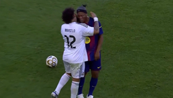 Real Madrid-Barcellona Legends, Ronaldinho spinge Marcelo: sorrisi e abbracci tra i due