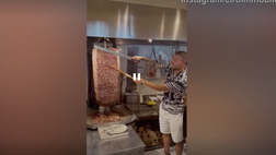 VIDEO / Immobile taglia il kebab: ma la tecnica è da migliorare