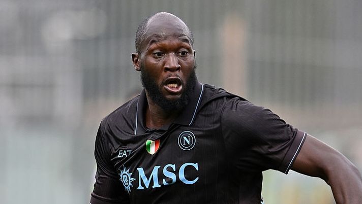 CASTEL DI SANGRO, ITALY - AUGUST 14: Romelu Lukaku of Napoli looks on during the pre-season friendly match between Napoli and Olympiacos at Stadio Teofilo Patini on August 14, 2025 in Castel di Sangro, Italy. (Photo by Giuseppe Bellini/Getty Images) Napoli, si avvicina sempre di più il rientro di Lukaku. Ecco la data per il ritorno in campo - immagine 1