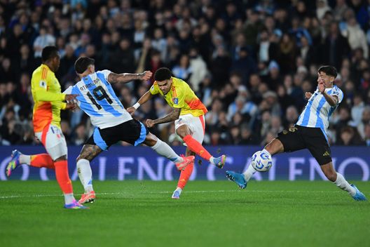 BUENOS AIRES, ARGENTINA - 10 GIUGNO JUNE 10: Luis Diaz della Colombia tira con la difesa di Nicolas Otamendi e Nahuel Molina dell' Argentina. (Photo by Marcelo Endelli/Getty Images) Argentina-Colombia, scontro al veleno tra Ríos e Otamendi: “Sei vecchio, non corri”- immagine 3