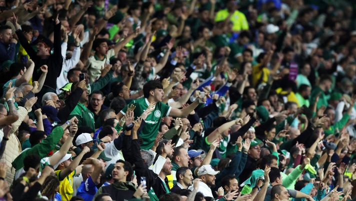 SAO PAULO, BRASILE - 30 OTTOBRE: I fan del Palmeiras esultano durante la semifinale di seconda tappa della Copa CONMEBOL Libertadores 2025 tra Palmeiras e LDU Quito all'Allianz Parque il 30 ottobre 2025 a San Paolo, Brasile. (Foto di Alexandre Schneider/Getty Images) Tragedia prima di Palmeiras-Flamengo: tifoso muore cadendo da un autobus scoperto - immagine 1