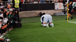 VIDEO / Cristiano Ronaldo segna il 900° gol, poi si inginocchia e si commuove