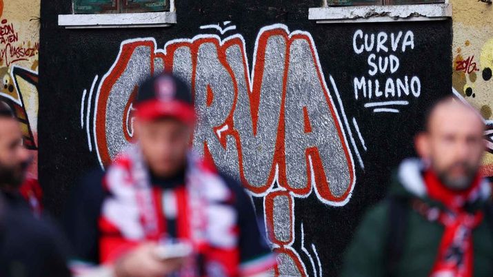 La Curva Sud Milano, cuore del tifo del Milan, ha tappezzato Milano di manifesti