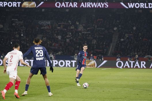 Fabian Ruiz Pena in azione nel corso del match di campionato contro il Monaco (Foto di Catherine Steenkeste/ Getty Images for Qatar Airways) Il PSG pensa solo all’Inter: sette titolari in vacanza, scoppia il caso in Francia- immagine 3