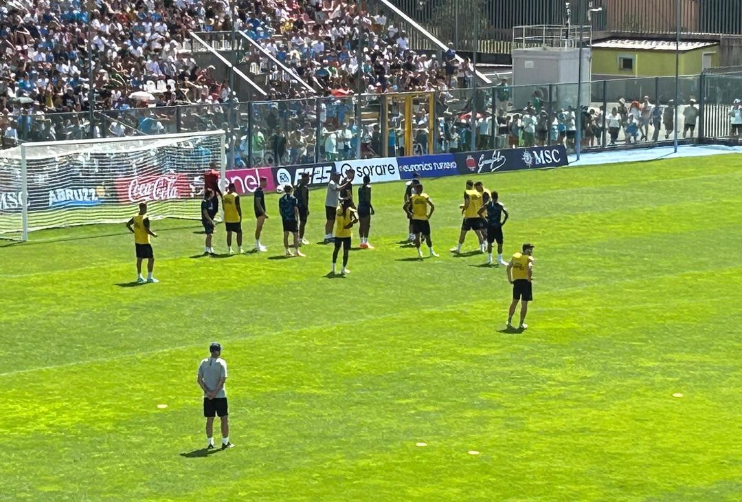 Gli azzurri provano punizioni e calci d'angolo