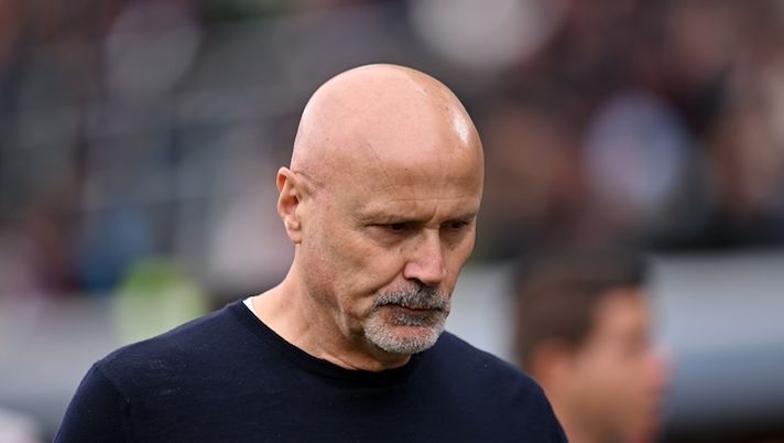 BOLOGNA, ITALY - APRIL 01: Stefano Colantuono, Head Coach of US Salernitana, looks on at half-time during the Serie A TIM match between Bologna FC and US Salernitana at Stadio Renato Dall'Ara on April 01, 2024 in Bologna, Italy. (Photo by Alessandro Sabattini/Getty Images) Colantuono: “Non recuperiamo Basic e Kastanos. E forse cambierò qualcosa” - immagine 1
