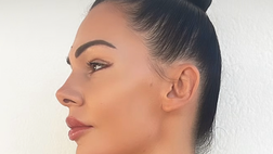 Erjona mostra il profilo più sexy. Il décolleté della Sulejmani fa impazzire il web