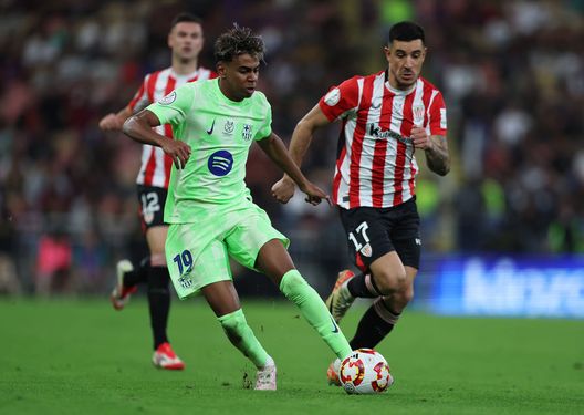 JEDDAH, ARABIA SAUDITA - 8 GENNAIO: Lamine Yamal dell'FC Barcelona passa la palla durante la semifinale della Supercoppa spagnola tra l'Athletic Club de Bilbao e l'FC Barcelona al King Abdullah Sports City l'8 gennaio 2025 a Jeddah, Arabia Saudita. (Foto di Yasser Bakhsh/Getty Images) barcellona athletic club