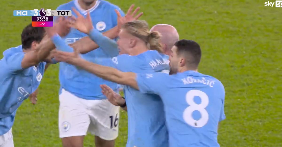 Manchester City-Burnley 3-1 : doublé Alvarez et Rodri.  Guardiola poursuit Klopp