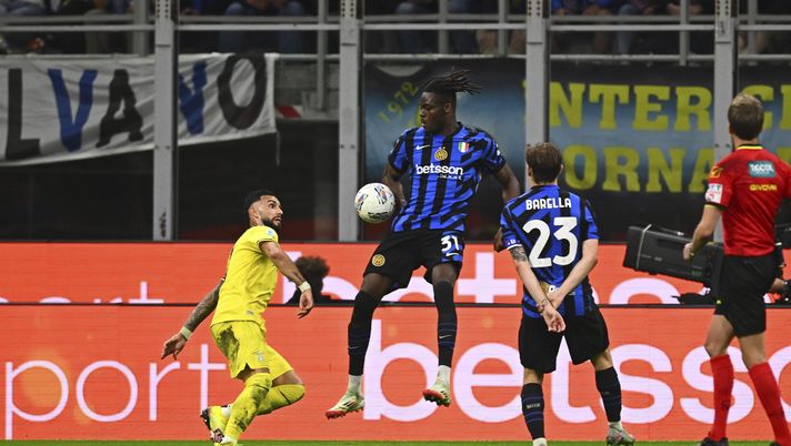 MILAN, ITALY - MAY 18: Yann Bisseck of FC Internazionale competes for the ball with Valentin Castellanos of SS Lazio during the Serie A match between FC Internazionale and SS Lazio at Stadio Giuseppe Meazza on May 18, 2025 in Milan, Italy. (Photo by Mattia Ozbot - Inter/Inter via Getty Images) Caos Inter-Lazio, l’audio del rigore di Bisseck e il ruolo dell’arbitro Guida - immagine 1