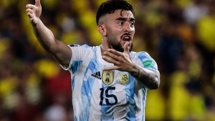 Argentina's Nicolas Gonzalez gestures during the South American qualification football match for the FIFA World Cup Qatar 2022 against Ecuador, at the Isidro Romero Monumental Stadium in Guayaquil, Ecuador, on March 29, 2022. (Photo by FRANKLIN JACOME / POOL / AFP) (Photo by FRANKLIN JACOME/POOL/AFP via Getty Images) Nico Gonzalez, niente esami: resterà con l’Argentina, le sue condizioni dopo lo stop - immagine 1