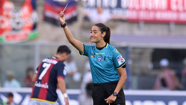 BOLOGNA, ITALY - AUGUST 18:Referee Maria Sole Ferreri Caputi shows the yellow card to Maduka Okoye of Udinese Calcio during the Serie A match between Bologna and Udinese at Stadio Renato Dall'Ara on August 18, 2024 in Bologna, Italy. (Photo by Alessandro Sabattini/Getty Images) Libero / Arbitri, nuova indagine: Ferrieri Caputi ‘fatta fuori’, caos osservatori e denuncia - immagine 1
