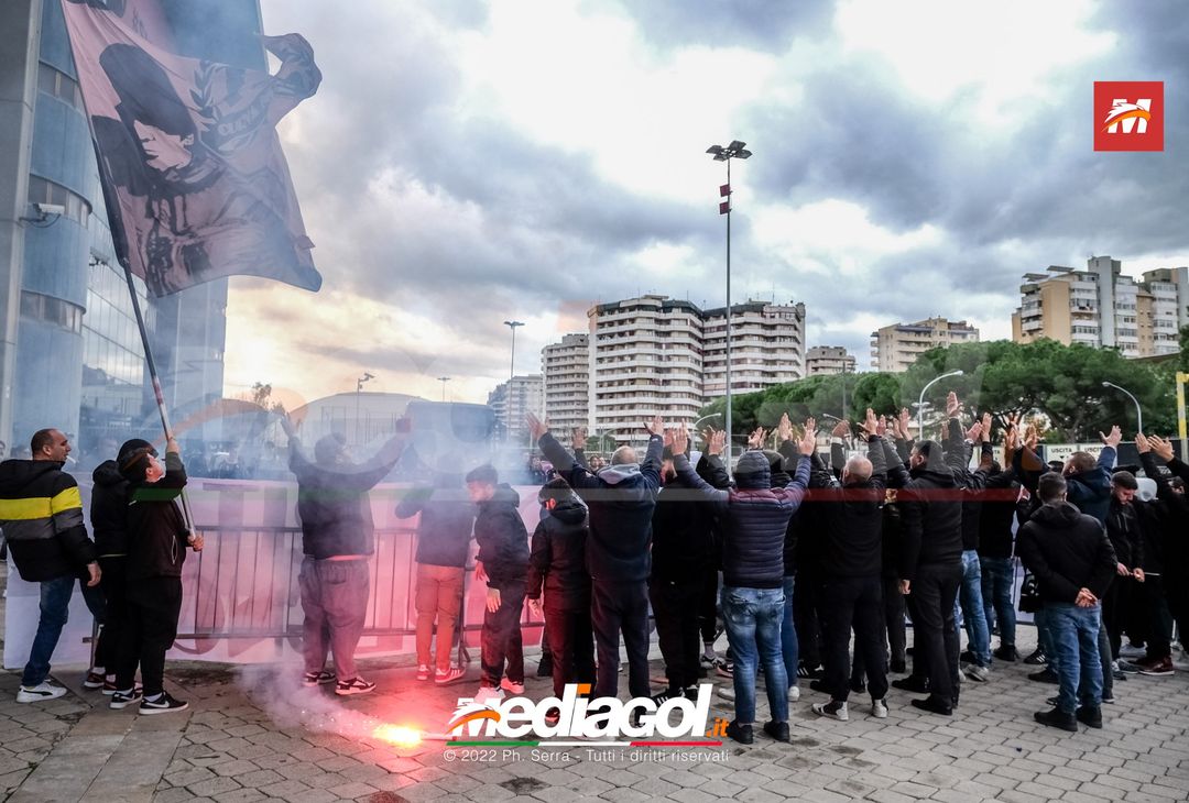 FOTO Palermo: la squadra verso Benevento. Cori e striscioni al “Barbera” (La Gallery) - immagine 25