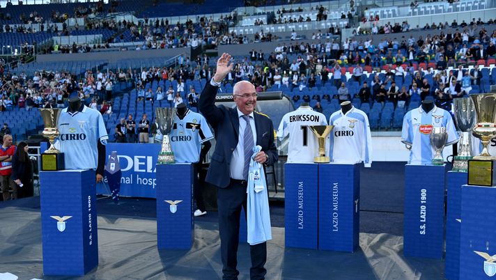 ROME, ITALY - MAY 26: Former ss lazio head coach Sven Goran Eriksson greets the fans prior to the Serie A TIM match between SS Lazio and US Sassuolo at Stadio Olimpico on May 26, 2024 in Rome, Italy. (Photo by Marco Rosi - SS Lazio/Getty Images) Il calcio italiano ricorda Sven-Goran Eriksson: l’iniziativa della Lega Serie A - immagine 1