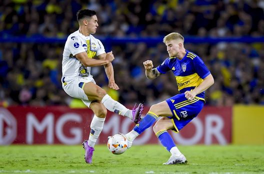 BUENOS AIRES, ARGENTINA - APRIL 9: Fernando Romero of Sportivo Trinidense competes for the ball with Nicolas Valentini of Boca Juniors during the Copa CONMEBOL Sudamericana 2024 group D match between Boca Juniors and Sportivo Trinidense at Estadio Alberto J. Armando on April 9, 2024 in Buenos Aires, Argentina. (Photo by Marcelo Endelli/Getty Images) Valentini tra poco sarà viola: cosa aspettarsi dal nuovo argentino- immagine 2