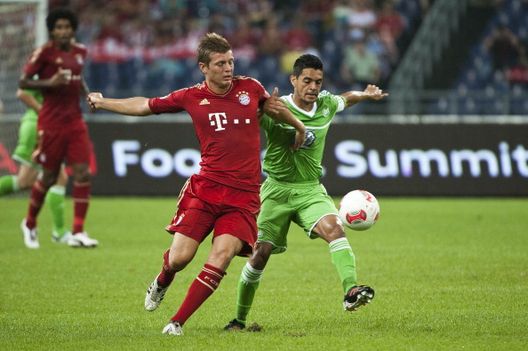 GUANGZHOU, CINA - 26 LUGLIO: Toni Kroos (a sinistra) del Bayern Monaco e Josue del VfL Wolfsburg si contendono il pallone durante un'amichevole disputata nell'ambito dell'Audi Football Summit 2012 il 26 luglio 2012 presso il Guangdong Olympic Sports Center di Guangzhou, Cina. (Foto di Victor Fraile/Getty Images) Real Madrid-Bayern Monaco, il doppio ex Toni Kross controcorrente: “Bayern poco lucido”- immagine 2