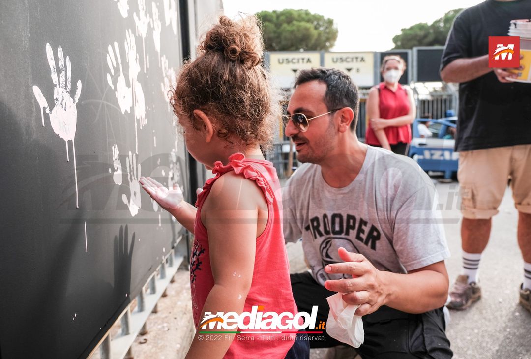 FOTO Palermo, le impronte rosa sul murales del ‘Renzo Barbera’ (Gallery) - immagine 83