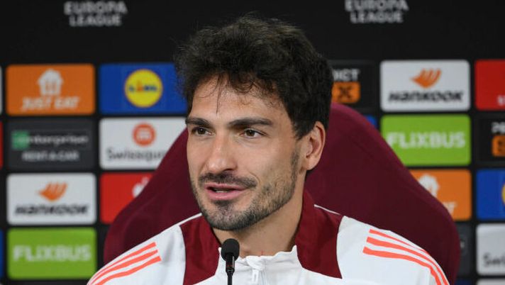 ROME, ITALY - JANUARY 29: AS Roma player Matas Hummels during press conference the UEFA Europa League 2024/25 League Phase MD8 at Centro Sportivo Fulvio Bernardini on January 29, 2025 in Rome, Italy. (Photo by Luciano Rossi/AS Roma via Getty Images) Hummels: “Mi trovo bene alla Roma. Futuro? Vediamo, ci vorrà tempo per decidere perché…” - immagine 1