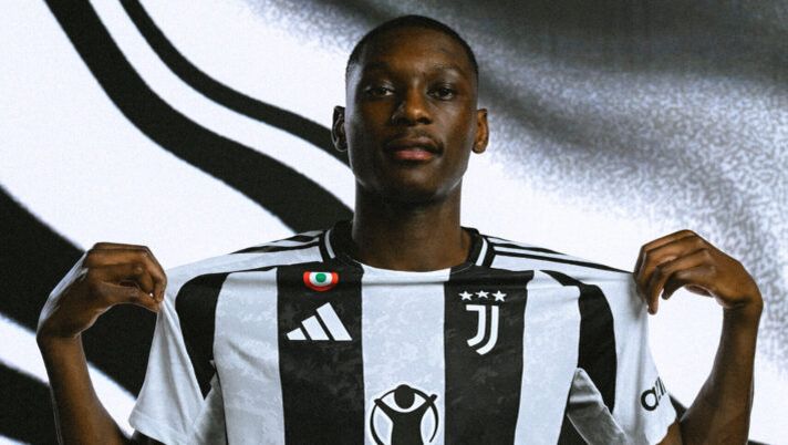 TURIN, ITALY - JANUARY 16: Juventus Unveil New Signing Kolo Muani at Juventus creator lab on January 16, 2025 in Turin, Italy. (Photo by Daniele Badolato - Juventus FC/Juventus FC via Getty Images) Gazzetta: “Juve, tentazione Motta: chi può giocare dal 1′ col Napoli tra Vlahovic e Kolo Muani” - immagine 1