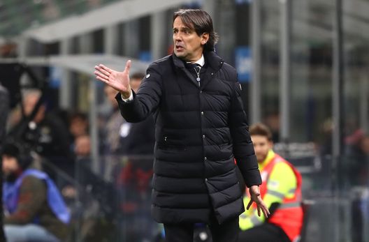 MILAN, ITALY - JANUARY 10: FC Internazionale coach Simone Inzaghi issues instructions to his players during the Coppa Italia match between FC Internazionale and Parma Calcio at Stadio Giuseppe Meazza on January 10, 2023 in Milan, Italy. (Photo by Marco Luzzani/Getty Images) Inter-Sassuolo