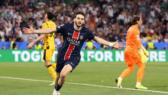MUNICH, GERMANY - MAY 31: Khvicha Kvaratskhelia of Paris Saint-Germain celebrates scoring his team's fourth goal during the UEFA Champions League Final 2025 between Paris Saint-Germain and FC Internazionale Milano at Munich Football Arena on May 31, 2025 in Munich, Germany. (Photo by Carl Recine/Getty Images) Marsiglia Psg