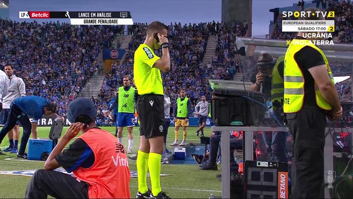Portogallo: VAR con la batteria scarica, l’arbitro telefona in campo e non concede il rigore - immagine 1