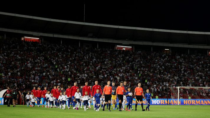 BELGRADE, SERBIA - SEPTEMBER 09: The players of England and Serbia take to the field prior to the FIFA World Cup 2026 qualifier match between Serbia and England at Rajko Mitic Stadium on September 09, 2025 in Belgrade, Serbia. (Photo by Michael Regan/Getty Images) Inghilterra-Serbia: dove vedere la partita in diretta Tv e in streaming LIVE - immagine 1