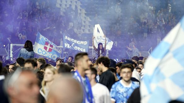 La festa promozione dello scorso anno. (Foto Pier Marco Tacca/Getty Images) Como, il decimo posto è solo l’inizio: un futuro da protagonista- immagine 3
