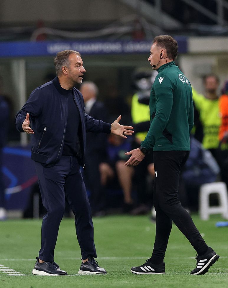 Milano, Italia - 6 maggio 2025: Flick discute col quarto uomo durante Inter-Barcellona. (Foto di Carl Recine/Getty Images) Inter-Barcellona, le lamentele dei Blaugrana nei confronti dell’arbitro- immagine 3