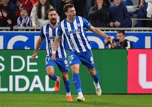 VITORIA-GASTEIZ, SPAGNA - 5 APRILE: Lucas Boye del Deportivo Alaves festeggia il secondo gol della sua squadra su rigore con il compagno di squadra Abde Rebbach durante la partita LaLiga EA Sports tra Deportivo Alaves e CA Osasuna all'Estadio de Mendizorroza il 5 aprile 2026 a Vitoria-Gasteiz, Spagna. (Foto di Juan Manuel Serrano Arce/Getty Images)