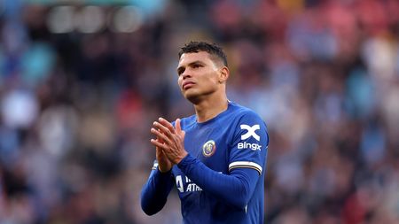 Thiago Silva saluta il Chelsea