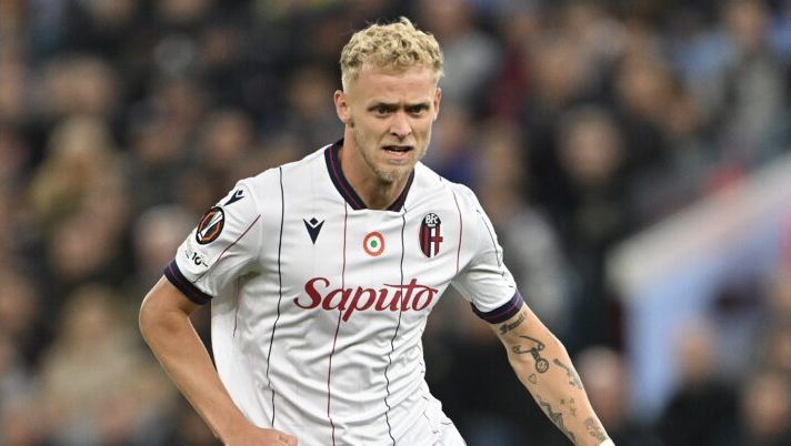 BIRMINGHAM, ENGLAND - SEPTEMBER 25: Jens Odgaard of Bologna during the UEFA Europa League 2025/26 League Phase MD1 match between Aston Villa FC and Bologna FC 1909 at Villa Park on September 25, 2025 in Birmingham, England. (Photo by Dan Mullan/Getty Images) Bologna, Odgaard è in rampa di lancio: niente errori di formazione contro la Juve - immagine 1