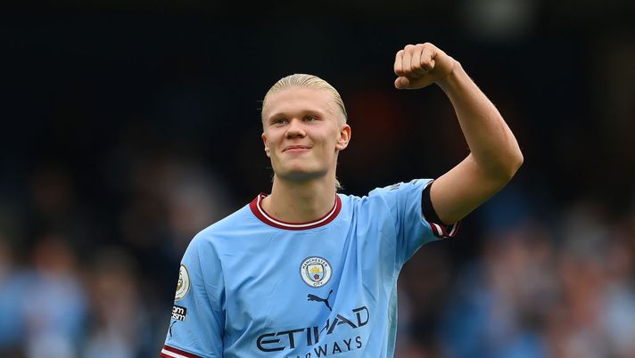 MANCHESTER, ENGLAND - OCTOBER 02: Erling Haaland of Manchester City celebrates after the Premier League match between Manchester City and Manchester United at Etihad Stadium on October 02, 2022 in Manchester, England. (Photo by Michael Regan/Getty Images) È sempre derby a Manchester: Haaland copre stemma United a fan che gli chiede foto… - immagine 1
