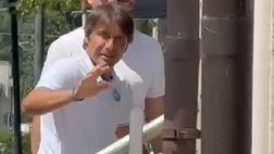 Conte arriva al teatro Tosti per la conferenza: il saluto ai tifosi