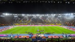 Roma-Napoli, coreografia da brividi in Tevere. La Sud carica: “Lottate senza resa”