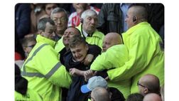 Gli steward fermano i tifosi che vogliono lasciare l’Amsterdam Arena: caos Klassieker