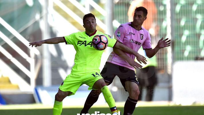 PALERMO, ITALY - APRIL 15: Federico Di Francesco (L) of Bologna controls the ball as Mato Jajalo of Palermo tackles during the Serie A match between US Citta di Palermo and Bologna FC at Stadio Renzo Barbera on April 15, 2017 in Palermo, Italy. (Photo by Tullio M. Puglia/Getty Images) Fiorentina-Lecce, i convocati di D’Aversa: c’è Di Francesco. Il Palermo… - immagine 1