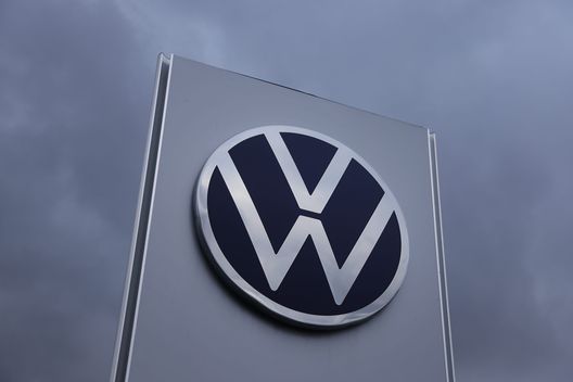BERLINO, GERMANIA - 10 OTTOBRE: Il logo Volkswagen stagliarsi sotto nuvole scure presso una concessionaria Volkswagen il 10 ottobre 2024 a Berlino, in Germania. Volkswagen, nota anche come VW, sta affrontando un calo delle vendite delle sue auto e sta valutando la chiusura di uno o più dei suoi stabilimenti in Germania. L'industria automobilistica tedesca nel suo complesso è in difficoltà, con dati recenti che mostrano un calo del 4,7% del volume delle vendite nella prima metà dell'anno. (Foto di Sean Gallup/Getty Images) L’Olympique Marseille cambia logo e la Volkswagen ironizza sulla somiglianza: “Per sempre i primi”- immagine 2