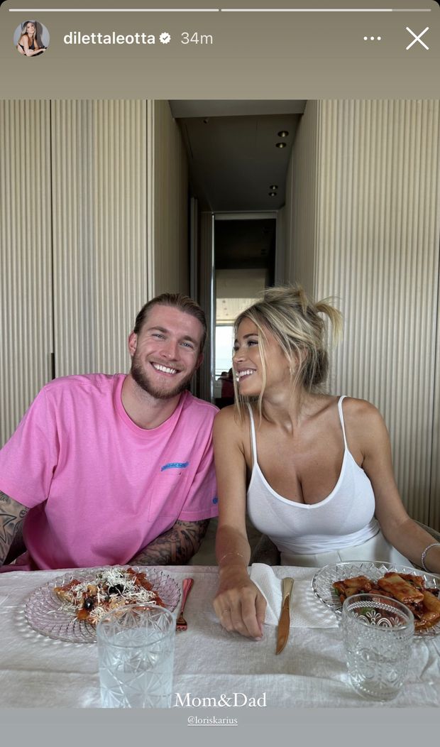 Diletta, foto sorridente col suo Karius. Scatto romantico per la coppia durante il pranzo- immagine 2