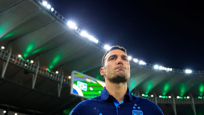 RIO DE JANEIRO, BRAZIL - NOVEMBER 21: Lionel Scaloni, Head Coach of Argentina, reacts as the match is delayed due to incidents in the stands prior to a FIFA World Cup 2026 Qualifier match between Brazil and Argentina at Maracana Stadium on November 21, 2023 in Rio de Janeiro, Brazil. (Photo by Buda Mendes/Getty Images) Sentite Scaloni: “Nico Gonzalez deve imparare a gestire il suo fisico” - immagine 1