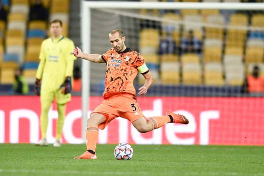 KYIV, UKRAINE - OCTOBER 20: Giorgio Chiellini of Juventus kicks the ball during the UEFA Champions League Group G stage match between Dynamo Kyiv and Juventus at NSC Olimpiyskiy Stadium on October 20, 2020 in Kyiv, Ukraine. (Photo by Daniele Badolato - Juventus FC/Juventus FC via Getty Images) Juventus: in difesa De Ligt è la certezza, Chiellini di nuovo infortunato- immagine 2