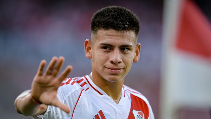 BUENOS AIRES, ARGENTINA - NOVEMBER 2: Claudio Echeverri of River Plate greets the fans during a Liga Profesional 2024 match between River Plate and Banfield at Estadio Antonio Vespucio Liberti on November 2, 2024 in Buenos Aires, Argentina. (Photo by Marcelo Endelli/Getty Images) Roma-Echeverri, ecco la formula per provare a convincere il City - immagine 1