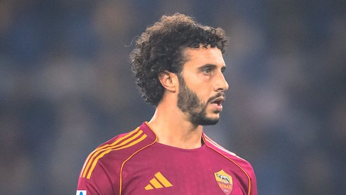 ROME, ITALY - NOVEMBER 09: Mario Hermoso of AS Roma during the Serie A match between AS Roma and Udinese Calcio at Stadio Olimpico on November 09, 2025 in Rome, Italy. (Photo by Fabio Rossi/AS Roma via Getty Images) Roma, le novità su Dybala e Bailey. Ecco quando sarà disponibile Hermoso - immagine 1