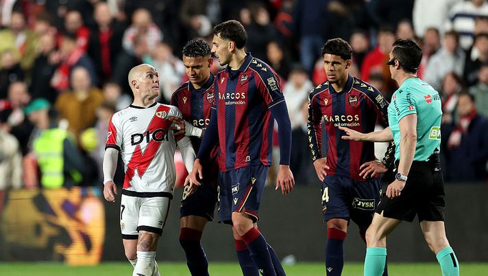 MADRID, SPAIN - MARCH 16: Isi Palazon of Rayo Vallecano speaks with Matias Moreno of Levante UD during the LaLiga EA Sports match between Rayo Vallecano de Madrid and Levante UD at Estadio de Vallecas on March 16, 2026 in Madrid, Spain. (Photo by Florencia Tan Jun/Getty Images) Moreno spera nel suo Levante: “Non molliamo ora, qui sono davvero felice” - immagine 1