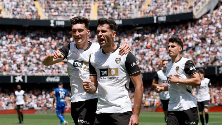 VALENCIA, SPAIN - MAY 10: Hugo Duro of Valencia CF celebrates scoring his team's third goal with teammate Javi Guerra during the LaLiga match between Valencia CF and Getafe CF at Estadio Mestalla on May 10, 2025 in Valencia, Spain. (Photo by Clive Brunskill/Getty Images) Hugo Duro