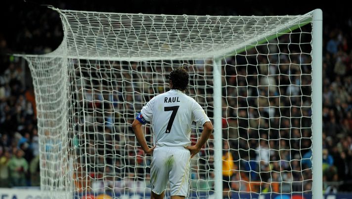 MADRID, SPAIN - OCTOBER 21: Raul Gonzalez of Real Madrid stands dejected after failing to score during the Champions League group C match between Real Madrid and AC Milan at the Estadio Santiago Bernabeu on October 21, 2009 in Madrid, Spain. AC Milan won the match 3-2. (Photo by Jasper Juinen/Getty Images) Barça Real