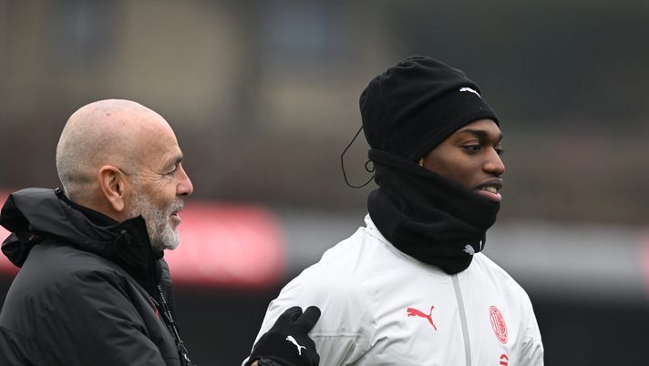 CAIRATE, ITALY - JANUARY 17: Head coach AC Milan Stefano Pioli and Rafael Leao of AC Milan talk during a AC Milan training session at Milanello on January 17, 2024 in Cairate, Italy. (Photo by Claudio Villa/AC Milan via Getty Images) Leao su Pioli: “Non eravamo in sintonia, poi mi ha cambiato. E nel suo ufficio…” - immagine 1
